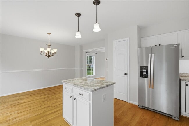 Building Photo - Updated 3BR End-Unit Townhome in Ashburn Farm