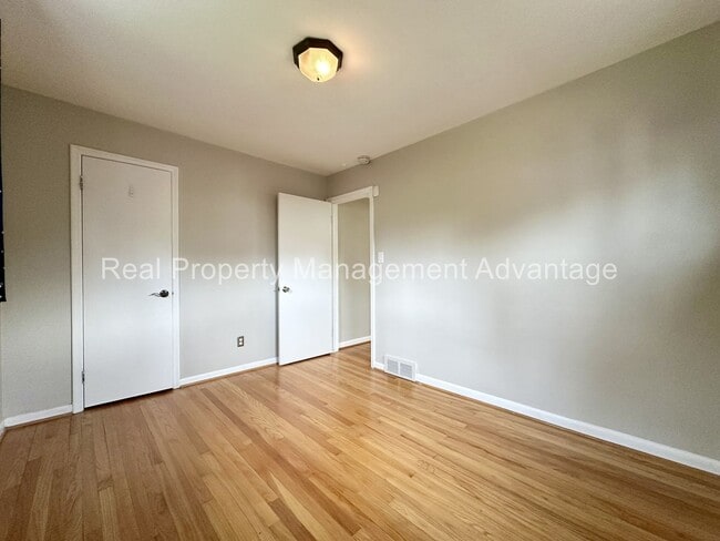Building Photo - Mid-Century 3 Bed/2 Bath Ranch Near Downto...