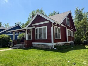 Building Photo - Large 4 Bed/2 Bath House in Quiet Neighbor...