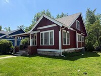 Building Photo - Large 4 Bed/2 Bath House in Quiet Neighbor...