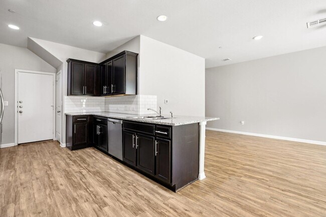 Building Photo - 516 E Slaughter Ln