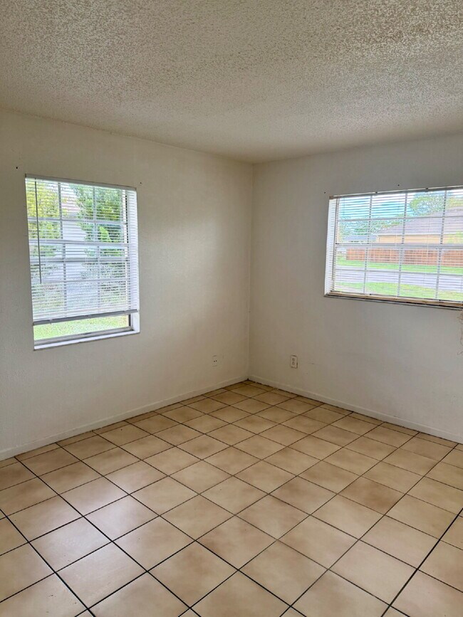 Building Photo - 4 Bedroom 1.5 Bathroom House For Rent