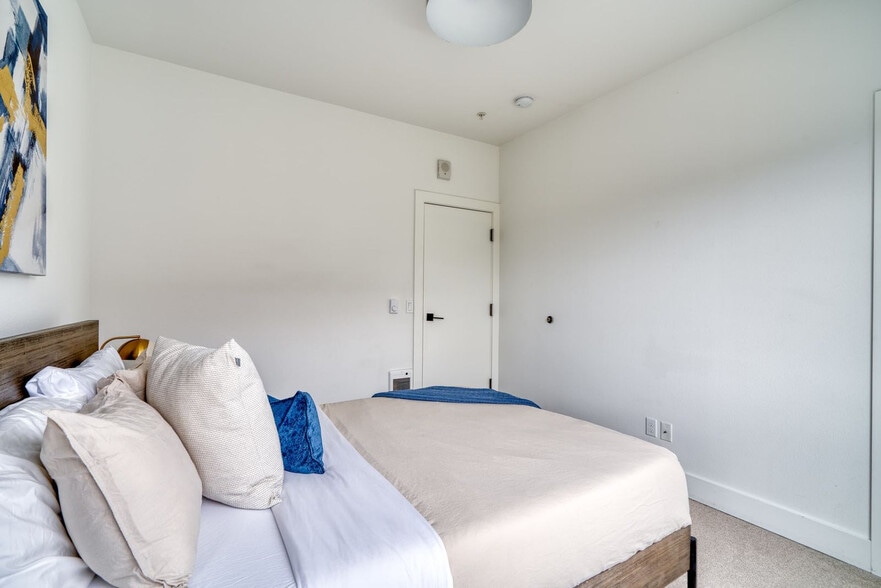 Building Photo - 4980 N Vancouver Ave