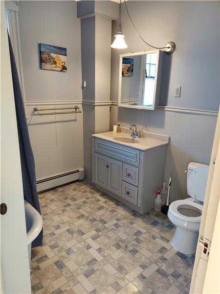 Building Photo - 112 Cranch St