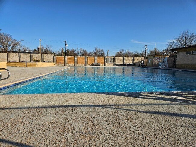 Building Photo - 710 N Avenue C