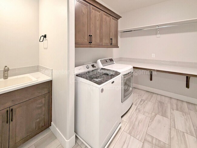 Building Photo - 8343 W Sparks Lake Dr