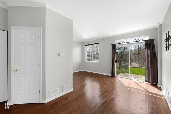 Building Photo - Gorgeous and Updated Large 2 Bedroom / 1.5 Bath Townhome in Grayslake!