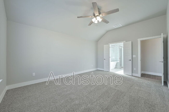 Building Photo - 2140 N Everest Ave