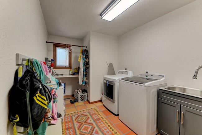 Building Photo - Stunning 4-Bedroom Albuquerque Foothill Ho...