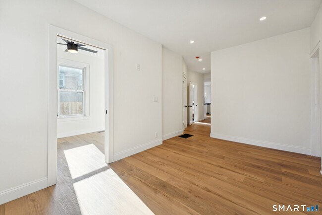 Building Photo - 21 Soundview Ave