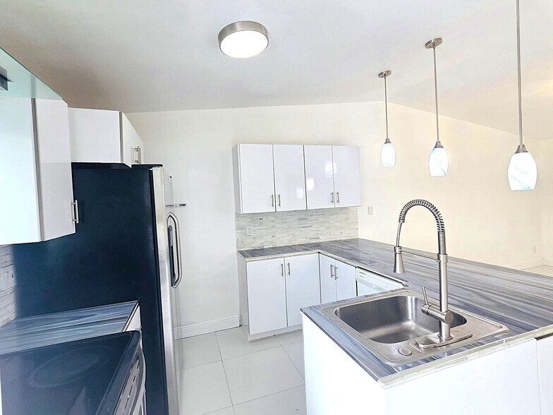 Building Photo - 20845 Grouper Dr