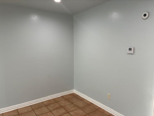 Building Photo - 425 S Oak St