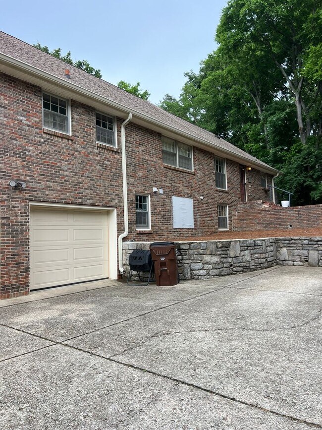 Building Photo - Single Family Home on almost an acre, 4 be...