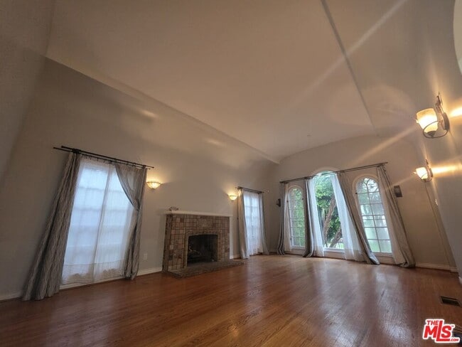 Building Photo - 939 S Ogden Dr