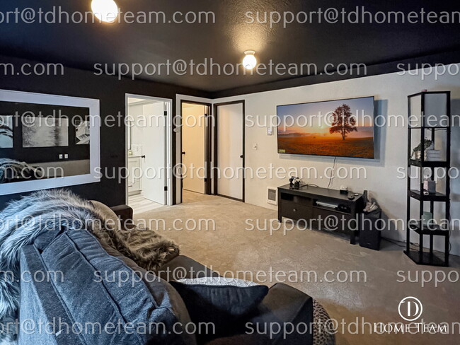 Building Photo - "Charming Lynnwood Home with Finished Base...
