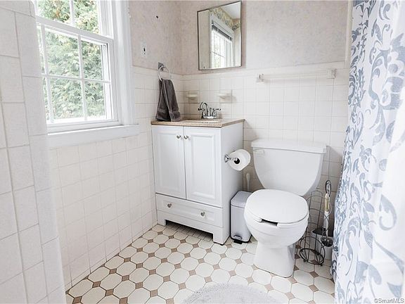 Building Photo - 4 Windsor Rd