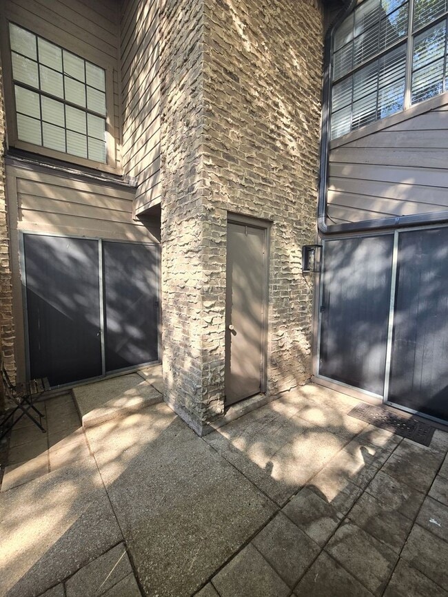 Building Photo - Updated Townhome Condo in Prime Location!