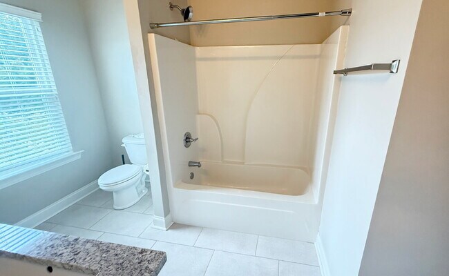 Building Photo - "Charming 3-Bed Townhouse Retreat with 2.5...