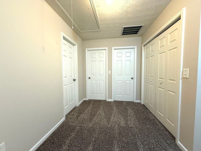 Building Photo - Welcome to this charming 3 bedroom, 2.5 ba...