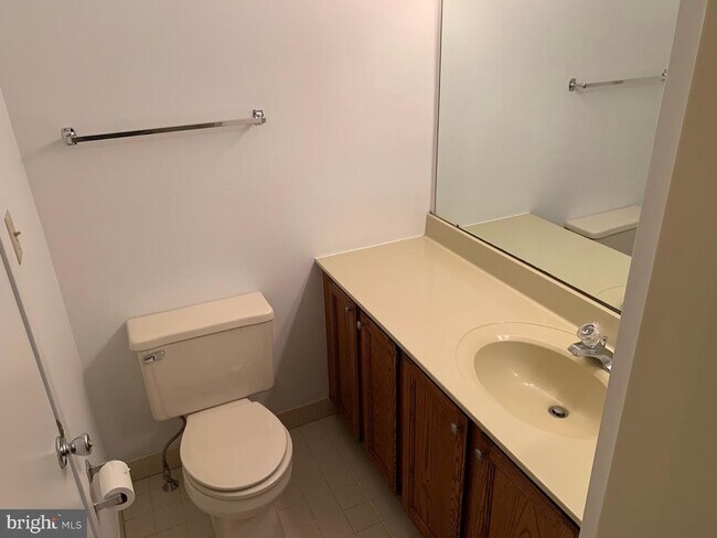 Building Photo - 468 Lynetree Dr