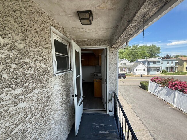 Building Photo - 520 Oak St