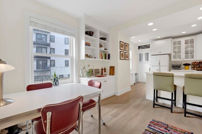 Building Photo - 554 Sheridan Square