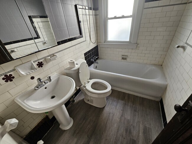 Building Photo - 4004 E 147th St