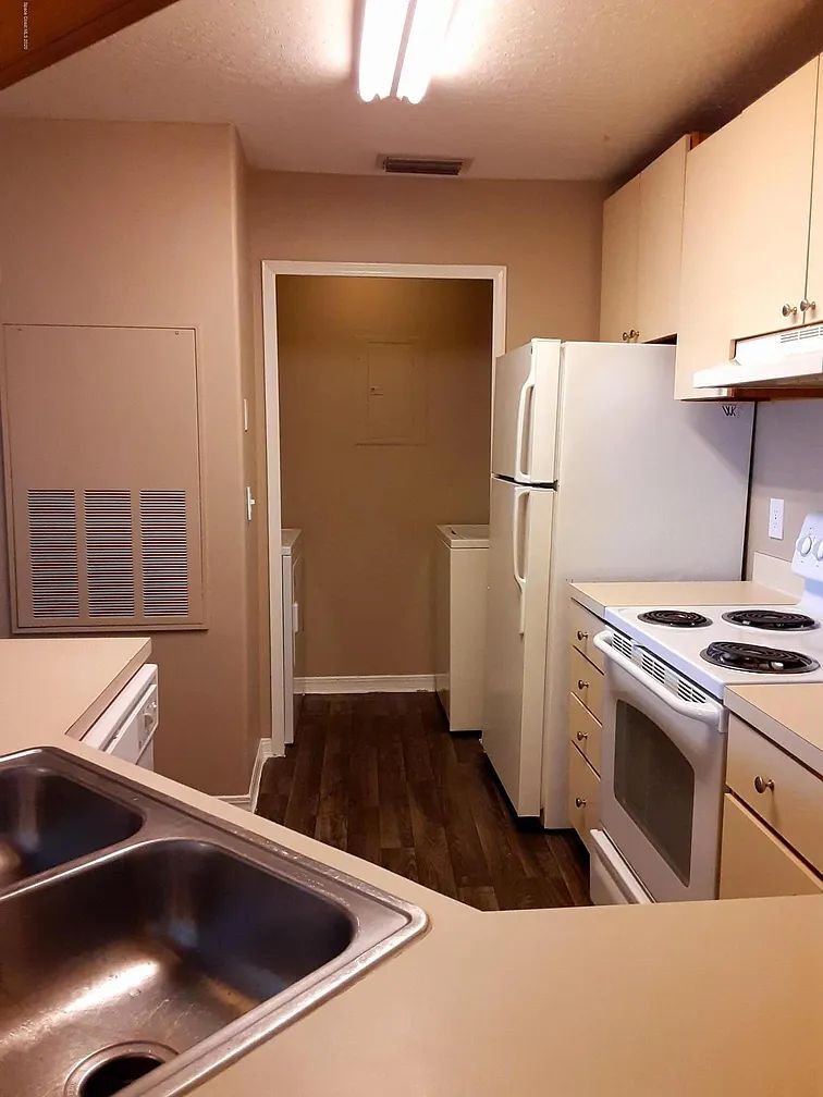 Building Photo - 7667 N Wickham Rd