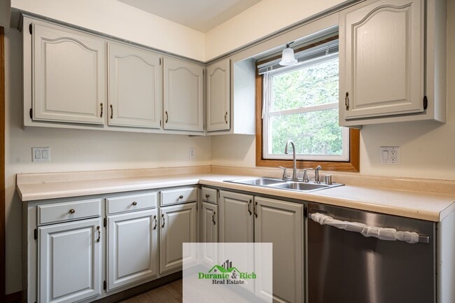 Building Photo - Upgraded Spacious 3 Bedroom Townhome Waukesha