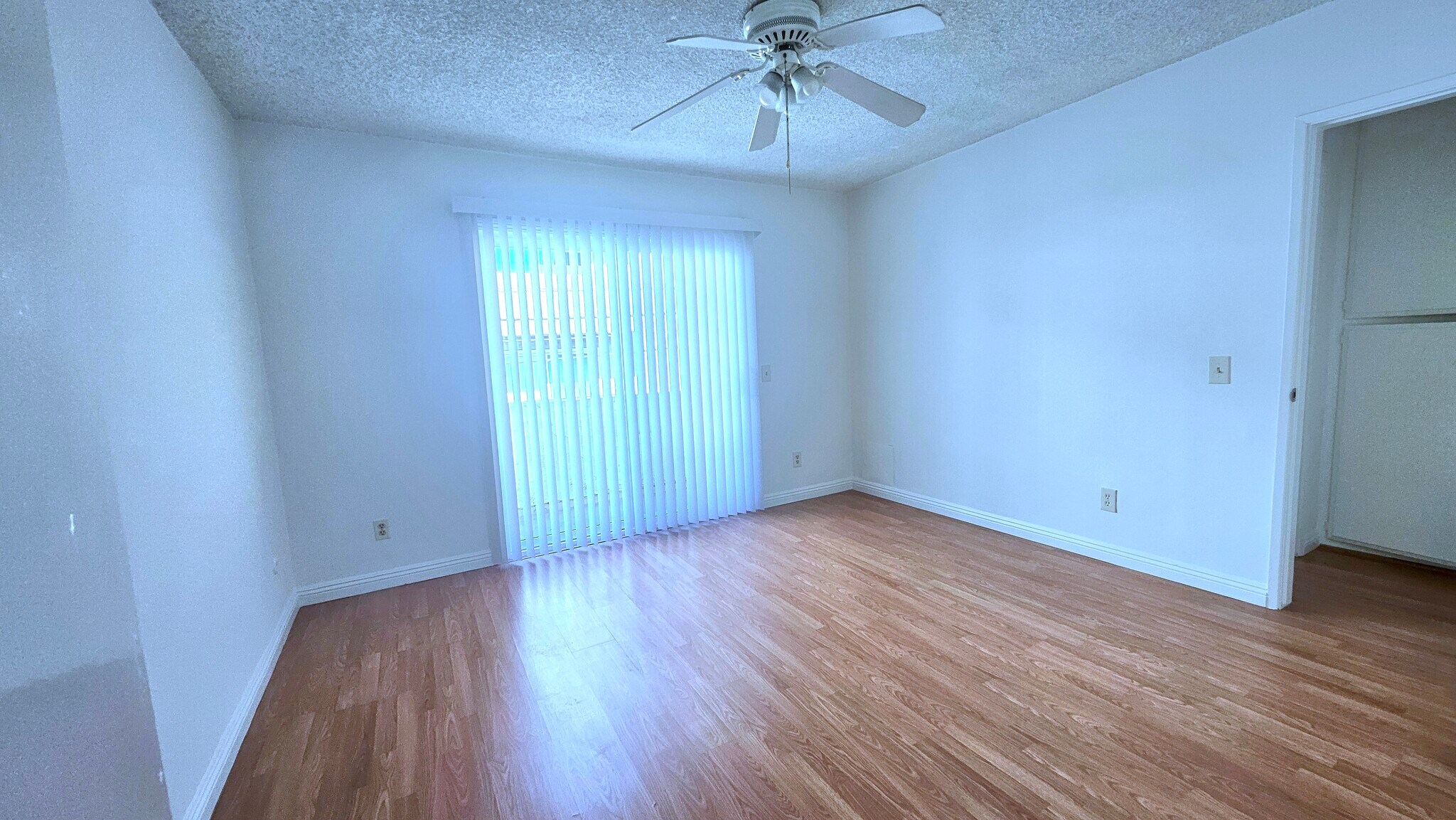 Spacious Bedroom - 3838 Keystone Ave