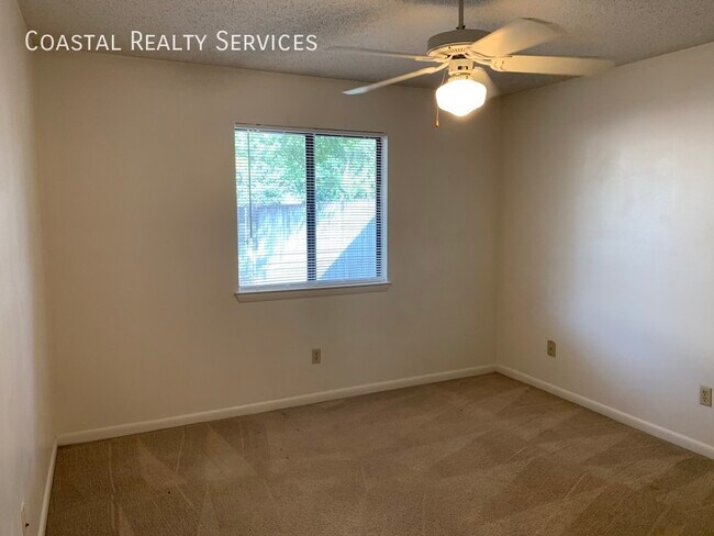 Building Photo - 716 Fairview Dr