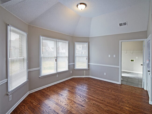 Building Photo - 5 Bedroom, 3 Bathrooms Near Berryhill And ...