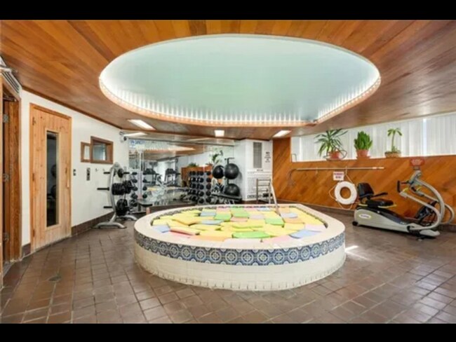 Building Photo - Spacious 2 Bedroom Condo