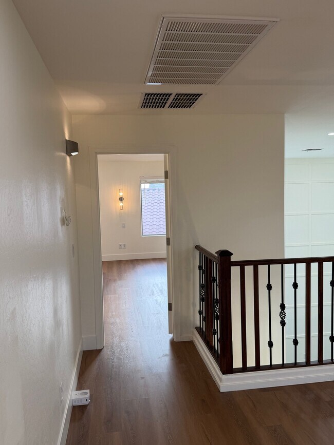 Building Photo - 2741 E Quiet Hollow Ln