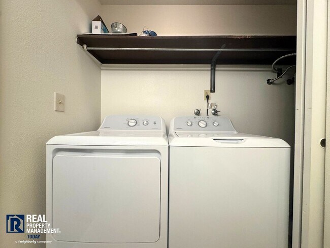 Building Photo - Charming 2 Bedroom! Stunning Views!