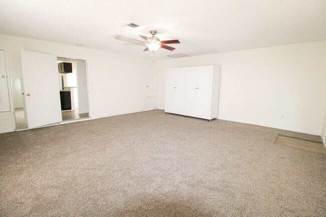Building Photo - 2729 Christian Dr