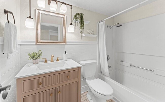 Building Photo - 120 Reflections Dr