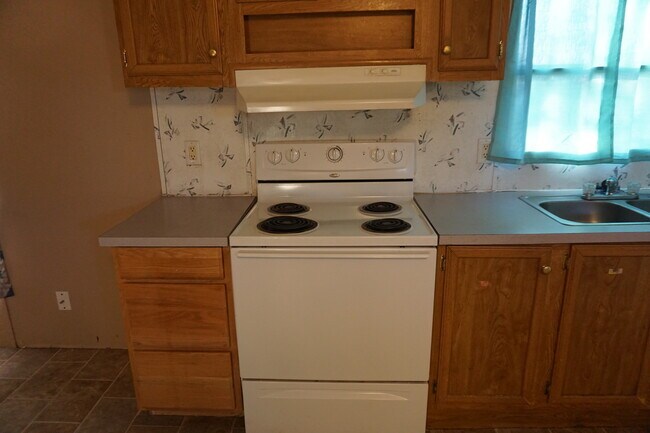 Building Photo - 410 S Elm St