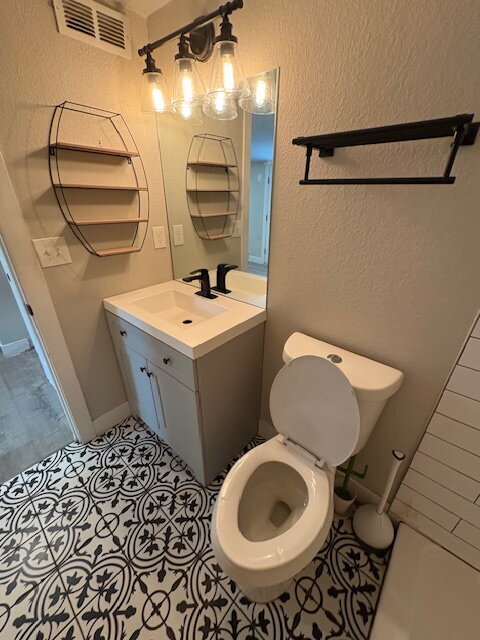 Building Photo - Beautiful Ground Level 2 Bedroom in Lakewood w/ In-Unit W/D!- Pets Welcome!