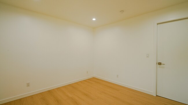 Building Photo - 130 W 59th Pl