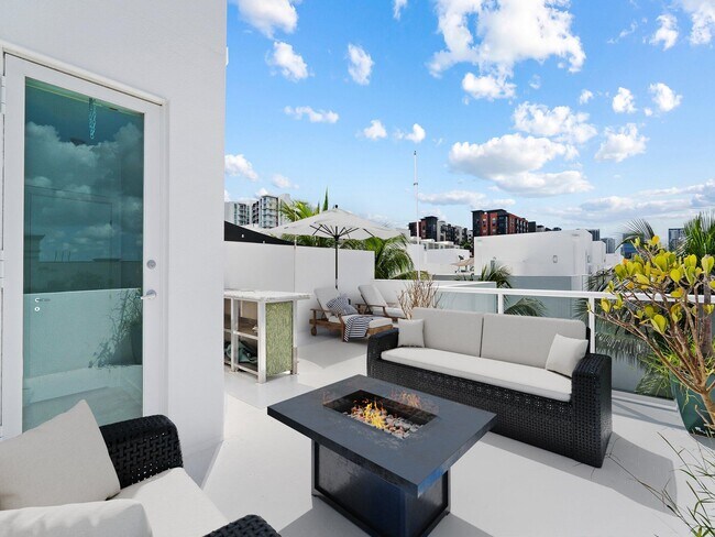 Building Photo - 775 NE 4th Ave