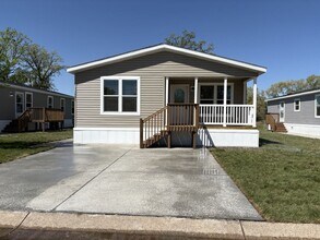 Building Photo - 13940 Burgundy Ave