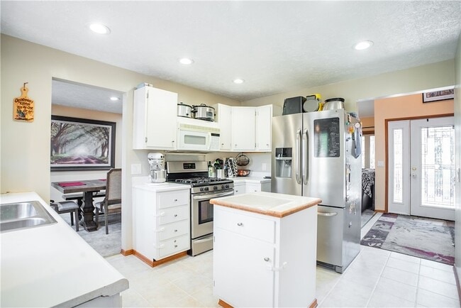Building Photo - 126 Green Forest Dr
