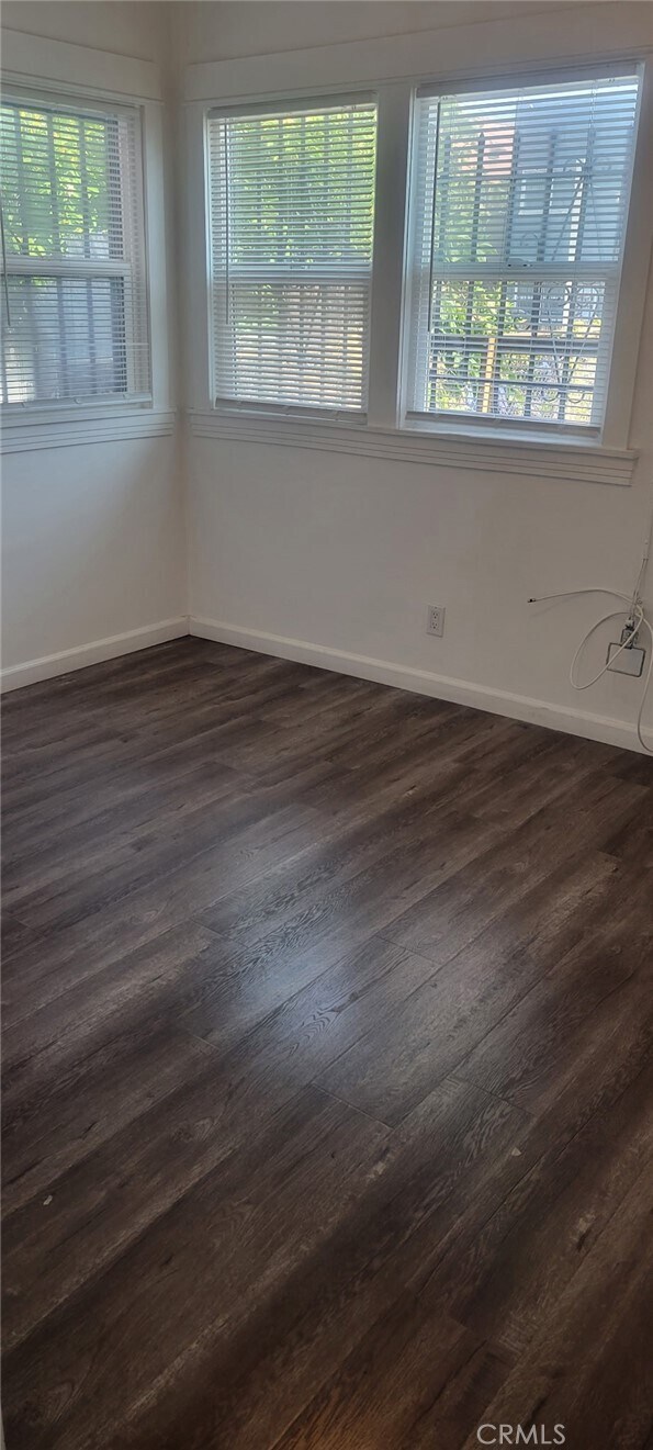 Building Photo - 836 W 40th Pl