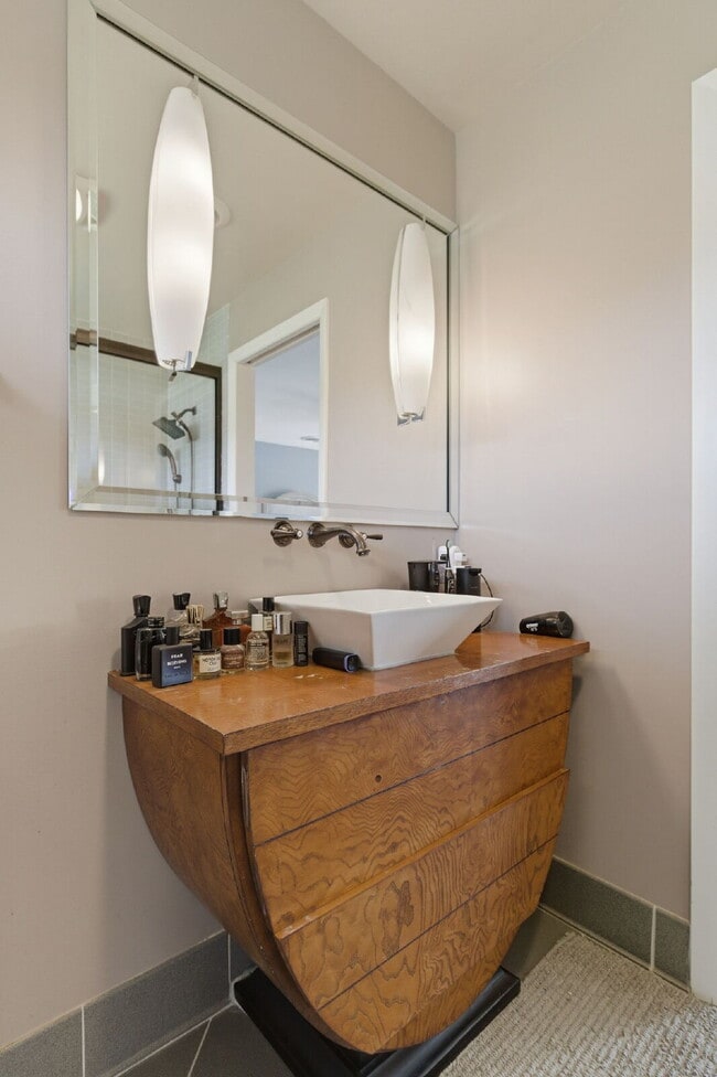 Building Photo - Charming 3-Bed Oasis with Scenic Waterfront Views and Pool 15 minutes from Downtown Nashville