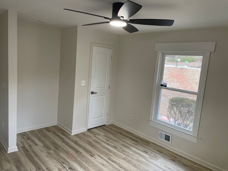 Building Photo - 2272 Collier Dr