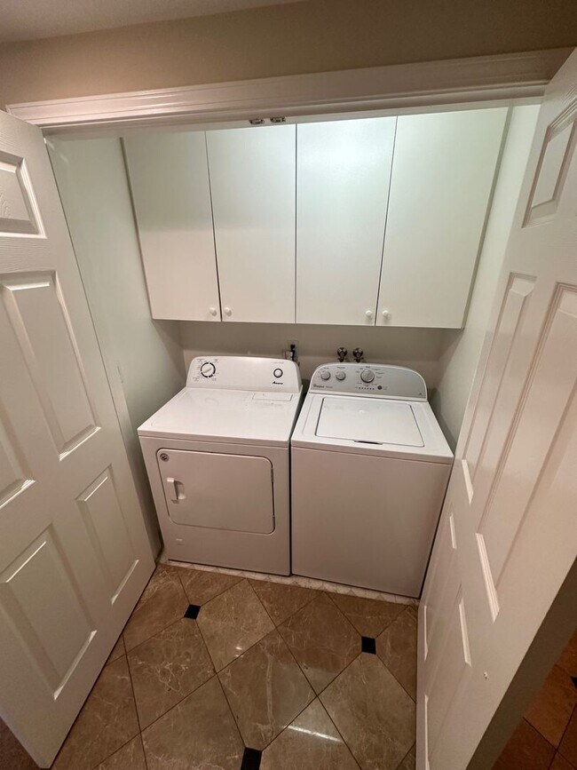 Building Photo - Beachfront Oasis - 3 bed 2 bath in Alamitos Beach