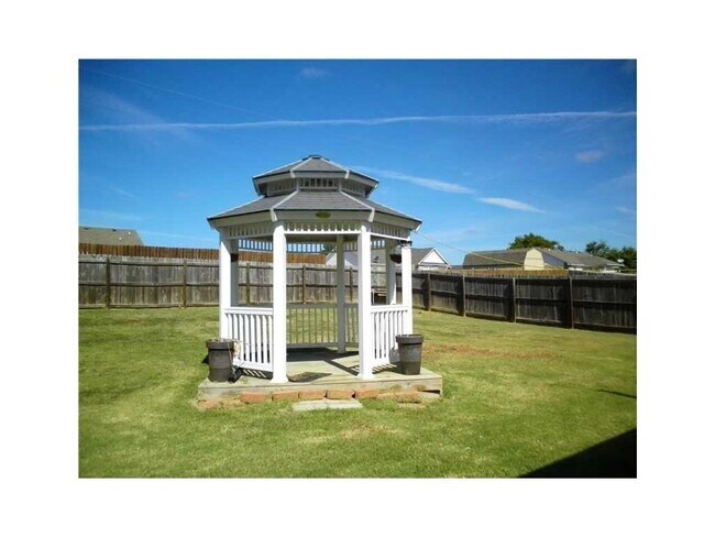 Building Photo - Nice 3 Bed 2 Bath House.  Yard Care Included.  Gas Heat & Hot Water