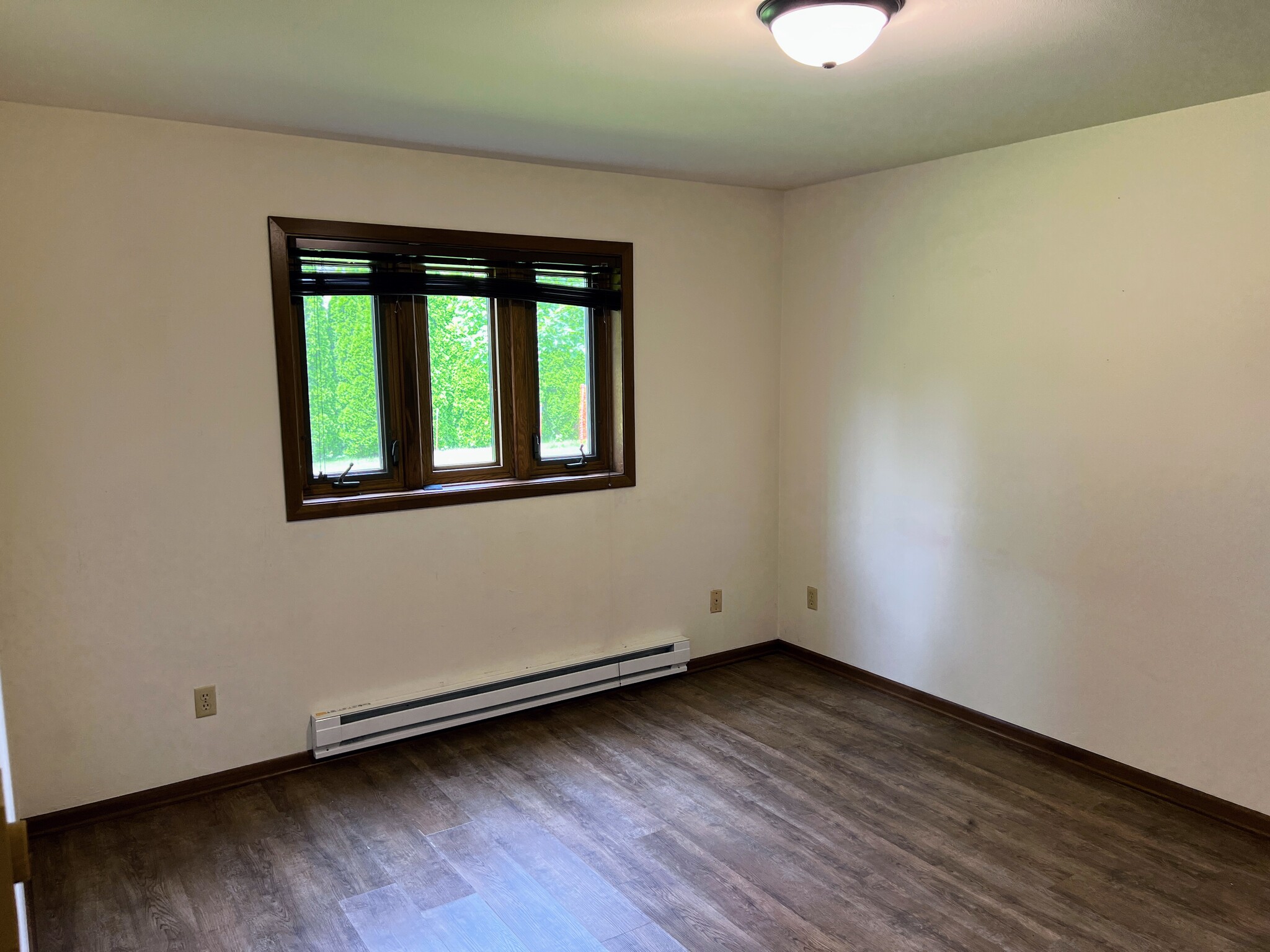 Spacious Main Bedroom Suite with Walk-In Closet - 217 Ash Street