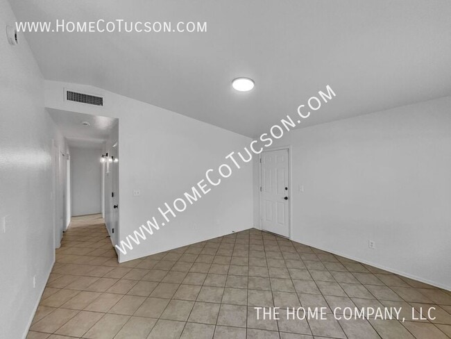 Building Photo - 2525 N Fair Oaks Ave